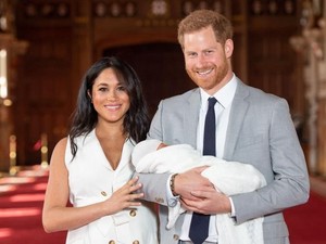 Gemas! Pangeran Harry-Meghan Markle Akhirnya Ungkap Wajah Sang Putra