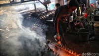 Puluhan lemang disusun sedemikian rupa kemudian di panggang.