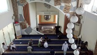 Keunikan lain Masjid Kakbah ini, jika masuk ke dalam Masjid, terdapat ornamen klasik mengabungkan unsur moderen. Di dinding Masjid lantai satu terdapat sejumlah lafadz Allah dengan tulisan Arab (Ibnu/detikcom)