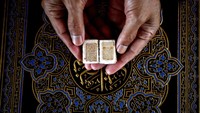 Al Quran berukuran 10 x 10 mm ini adalah milik H Tubagus Muhammad Tamyiz, pemilik Pesantren Al Mizan. Alquran ini merupakan warisan dari ayahnya dan memang diturunkan secara temurun sejak dulunya (Antara Foto/Yulius Satria Wijaya) 