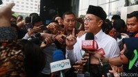 Selama proses penyidikan, KPK juga sempat menggeledah ruang kerja Menag Lukman. Dari ruangannya, KPK menyita duit Rp 180 juta dan USD 30 ribu.