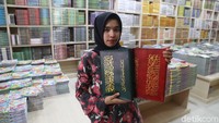 Menurut penjual, dibulan Ramadhan ini penjualan Alquran meningkat pesat.