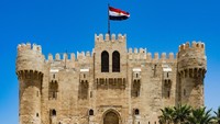 Benteng Qaitbay berada di bibir Laut Mediterania. Benteng ini dibangun pada tahun 1423 M oleh Sultan Al Ashraf An Nashr Syaifudin Qaitbay. Dok. Wikipedia/ASaber91.