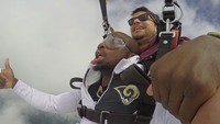 Foto lucu saat skydiving ini milik pria asal Amerika Serikat bernama Jeef Addo. (jaddo301/Instagram)