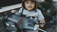 Ekspresi mengintai nih saat kamu tahu ada teman menyelinap masuk ke warteg di siang hari. Jangan ikutan yaa... Foto: Istimewa