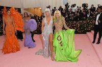 Kylie Jenner Kepergok Lirik Bokong Jennifer Lopez di MET Gala 2019