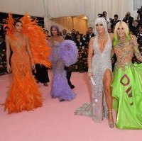 Sebuah foto yang dirilis AFP memperlihatkan momen Kylie Jenner melirik bokong Jennifer Lopez yang berdiri di depannya. Foto: AFP