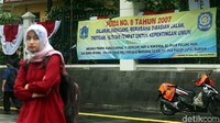 Pemprov DKI Jakarta telah memasang spanduk larangan bagi para Pedagang Kaki Lima (PKL) untuk berdagang di sepanjang trotoar Sudirman-Thamrin, Jakarta.