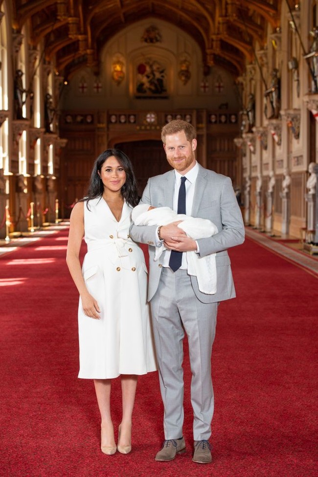 Inilah foto perdana Pangeran Harry dan Meghan Markle bersama buah hati mereka. Foto ini baru saja dirilis Kerajaan Inggris pada Rabu (8/5/2019) atau dua hari setelah kelahiran bayi berjenis kelamin laki-laki tersebut. (Foto: Getty Images)