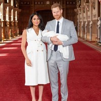Inilah foto perdana Pangeran Harry dan Meghan Markle bersama buah hati mereka. Foto ini baru saja dirilis Kerajaan Inggris pada Rabu (8/5/2019) atau dua hari setelah kelahiran bayi berjenis kelamin laki-laki tersebut. (Foto: Getty Images)