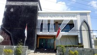 Masjid ini diberi nama asli Masjid Al Fatih Al Anshar, berlokasi di Jalan Paccinang Raya, Kelurahan Tallo, Kecamatan Panakukang Makassar, Sulawesi Selatan (Ibnu/detikcom)