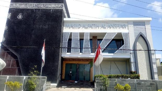 Nama aslinya adalah Masjid Al Fatih Al Anshar 