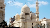 Masjid Al Abbas Al Mursi disebut sebagai masjid terindah dan paling bersejarah di Alexandria, Mesir. Masjid yang dibangun pada tahun 1775 M ini didirikan untuk menghormati Syekh Abu Al Abbas Al Mursi seorang ulama Andalusia yang makamnya juga terdapat di dalam masjid ini. Dok. Wikipedia/Share Bear.