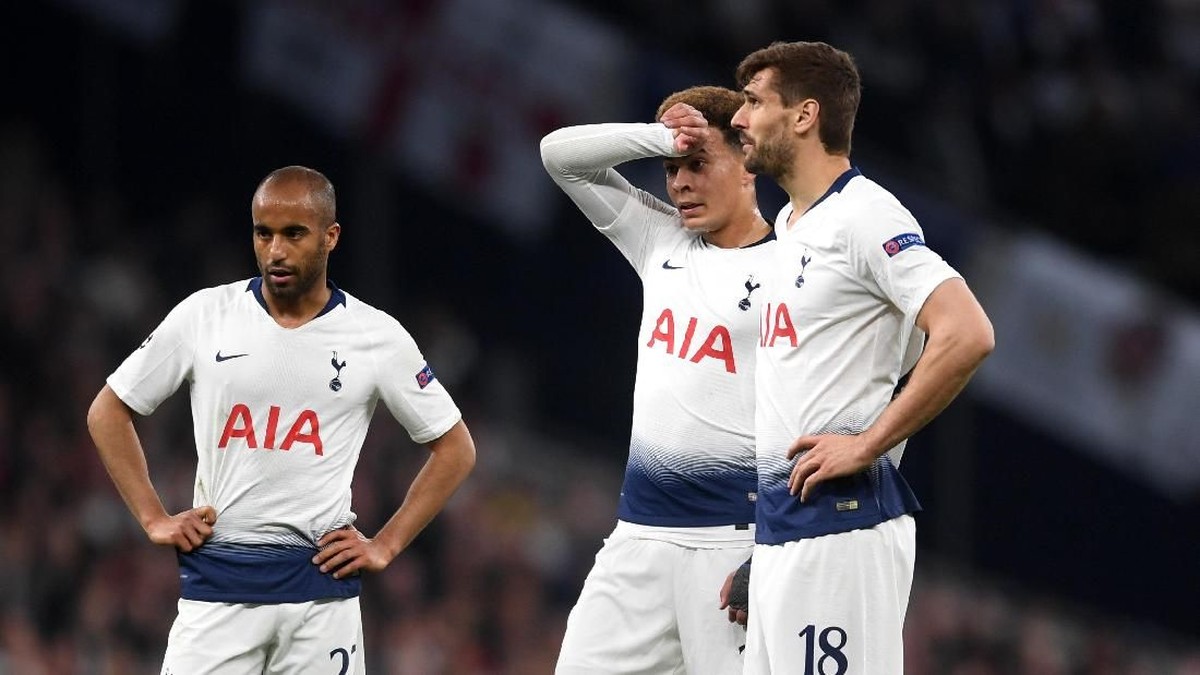 Pemain Tottenham Hotspur lesu usai kalah 0-1 dari Ajax Amsterdam di leg pertama semifinal Liga Champions. (Foto: Laurence Griffiths/Getty Images)