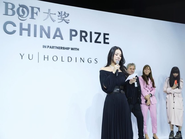 Memiliki ayah seorang pengusaha, ia tentu banyak belajar darinya. Sejak remaja, anak pendiri Mengtian Group tersebut pun sudah berusaha mencari jalan dan jati dirinya sendiri. Penting untuk punya visiku sendiri. Pekerjaanku pada akhirnya akan berbicara sendiri, kata Wendy. Foto: instagram @wendyyu_official