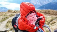 Seperti inilah jika Lara bepergian dengan orangtuanya. Menggemaskan ya? (Caledonian Wayfarer/Facebook)