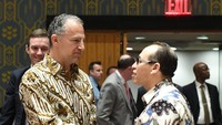 Sejumlah delegasi mengoleksi batik tersebut tidak hanya dari pemberian dari delegasi Indonesia di New York, atau ketika mereka menjadi ketua delegasi dalam konferensi di Indonesia, namun juga ada yang membelinya sendiri pada saat kunjungan ke Indonesia. (Foto: Dok. Kemlu RI)