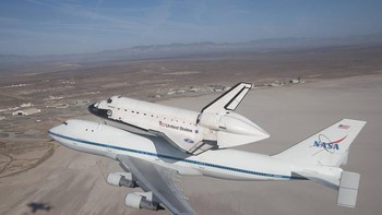 Endeavour mendapat penghormatan terakhir kali dengan berkeliling California. Foto: Getty Images