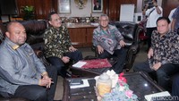 Ketua Komite I DPD, Benny Ramdhani, bersama Wakil Ketua Komite I DPD, Yacob Esau Komigi, dan sejumlah anggota Komite I DPD lainnya mengunjungi kantor KPU, Jakarta, Rabu (8/5/2019).