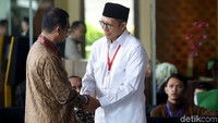Gamawan sempat bertemu dengan Menteri Agama Lukman Hakim Saifuddin yang juga menyambangi KPK untuk diperiksa terkait kasus dugaan suap yang melibatkan Romahurmuziy (Rommy).