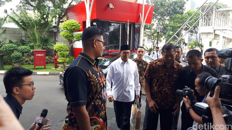 Menteri Agama Lukman Hakim Penuhi Panggilan KPK Menteri Agama Lukman Hakim Penuhi Panggilan KPK