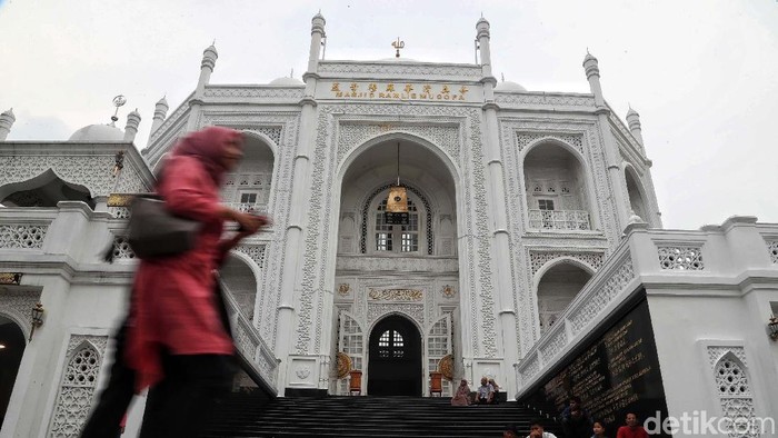 Bangunan Masjid Ramlie Musofa menjulang tinggi di kawasan Sunter, Jakarta Utara. Arsitektur masjid tersebut dibuat mirip Taj Mahal di India.
