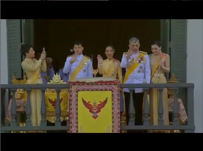 Dalam acara pelantikan ayahnya itu, Putri Sirivannavari menunjukkan sisi millennialnya yang terus mengabadikan momen lewat ponselnya. Saat keluarga kerajaan melambaikan tangan dengan rakyat di atas balkon, tampak putri 32 tahun itu sibuk merekam video.  Foto: Instagram