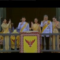 Dalam acara pelantikan ayahnya itu, Putri Sirivannavari menunjukkan sisi millennialnya yang terus mengabadikan momen lewat ponselnya. Saat keluarga kerajaan melambaikan tangan dengan rakyat di atas balkon, tampak putri 32 tahun itu sibuk merekam video.  Foto: Instagram