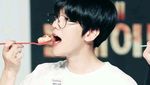 Imutnya Baekhyun EXO Saat Makan Jajangmyeon hingga Es Krim Wafer