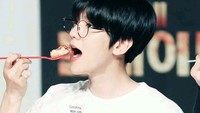 Makan kue dengan topping buah-buahan, Baekhyun tetap tampil imut dan menggemaskan. Tak heran penggemarnya ada di mana-mana! Foto: Istimewa