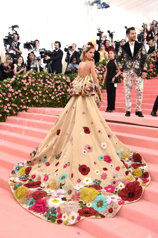 Josephine Skriver juga mengenakan busana penuh nuansa bunga. Gaun berdetail ruffle dengan train panjang melebar ini merupakan karya desainer Jonathan Simka. Ia memadukan gaun dramatisnya dengan boots dan headpiece berwarna senada. Foto: Jamie McCarthy/Getty Images