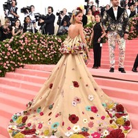 Josephine Skriver juga mengenakan busana penuh nuansa bunga. Gaun berdetail ruffle dengan train panjang melebar ini merupakan karya desainer Jonathan Simka. Ia memadukan gaun dramatisnya dengan boots dan headpiece berwarna senada. Foto: Jamie McCarthy/Getty Images