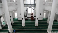 Masjid Ramlie Mustofa berlantai tiga mempunyai sebuah kubah berukuran besar yang dikelilingi sejumlah tiang-tiang kecil. (Pradita Utama)