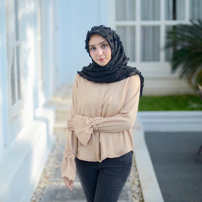 Gayanya yang simple dan feminine mencuri banyak perhatian netizen. Ibu satu anak ini juga kerap mendapat pujian dari netizen karena selalu terlihat cantik. Foto: Instagram