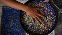 Begini penampakan adonan dari cacahan plastik untuk dijadikan barang bernilai.