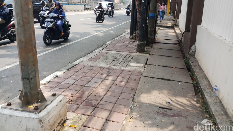 Lokasi sedan mewah tabrak 2 pejalan kaki dan seorang pengedara ojol di Mampang, Jaksel, Rabu (8/5/2019). Foto: Farih Maulana-detikcom Lokasi sedan mewah tabrak 2 pejalan kaki dan seorang pengedara ojol di Mampang, Jaksel, Rabu (8/5/2019). Foto: Farih Maulana-detikcom