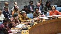 Menlu Retno memimpin sidang ini sebagai Presiden DK PBB untuk Mei 2019. Dipilihnya batik sebagai dress code sidang DK PBB merupakan bentuk penghormatan para anggota DK PBB bagi Indonesia yang memegang Presidensi Dewan Keamanan PBB untuk bulan Mei 2019.  (Foto: Dok. Kemlu RI)