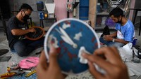 Cacahan plastik tersbeut bisa disulap menjadi barang bernilai tinggi seperti, jam dinding, meja, bangku dan lainnya.