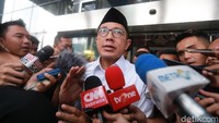 Dalam kasus yang berawal dari OTT KPK ini, ada tiga orang yang telah ditetapkan menjadi tersangka. Mereka adalah anggota Komisi XI yang juga eks Ketum PPP Rommy, Kepala Kantor Kemenag Gresik Muhammad Muafaq Wirahadi, serta Kepala Kanwil Kemenag Jatim Haris Hasanuddin.