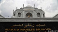 Bangunan yang berada di seberang Danau Sunter itu rupanya sebuah masjid bernama Masjid Ramlie Musofa. Pengurus Masjid Ramlie Musofa, Sofian mengatakan, arsitektur masjid tersebut memang sengaja dibuat mirip Taj Mahal.