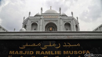Masjid Ramlie Musofa di Sunter yang Mewah Bagai Taj Mahal