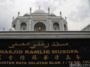 Masjid Ramlie Musofa di Sunter yang Mewah Bagai Taj Mahal