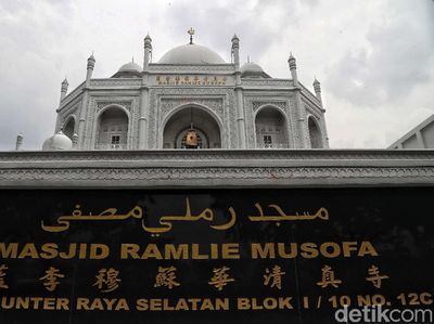 Masjid Ramlie Musofa di Sunter yang Mewah Bagai Taj Mahal