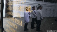 Di halaman masjid, traveler bisa menemukan penggalan Surat Al Qariah yang tertulis dalam 3 bahasa, yaitu Arab, Indonesia, dan Mandarin.(Pradita Utama)
