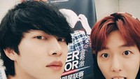  Berfoto bersama Heechul Super Junior, Baekhyun tampil imut saat berpose dihadapan piring berisi cupcake dengan krim di atasnya. Foto: Istimewa