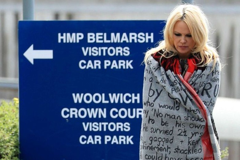 Pamela Anderson Merasa Mual Usai Kunjungi Julian Assange Pamela Anderson Merasa Mual Usai Kunjungi Julian Assange