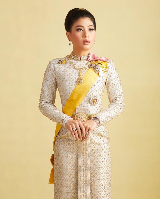 Momen-momen penobatan ayahnya sebagai raja itu diabadikan Putri Sirivannavari di Facebooknya. Dalam keterangan fotonya, dia mengatakan bahwa meski kini kedudukannya telah tinggi namun dia tidak akan berubah. Foto: Instagram