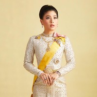 Momen-momen penobatan ayahnya sebagai raja itu diabadikan Putri Sirivannavari di Facebooknya. Dalam keterangan fotonya, dia mengatakan bahwa meski kini kedudukannya telah tinggi namun dia tidak akan berubah. Foto: Instagram