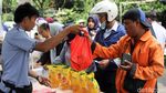 Warga Serbu Pasar Murah di Cempaka Putih