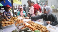 Sejumlah makanan berbuka puasa dijajakan ditempat ini.
